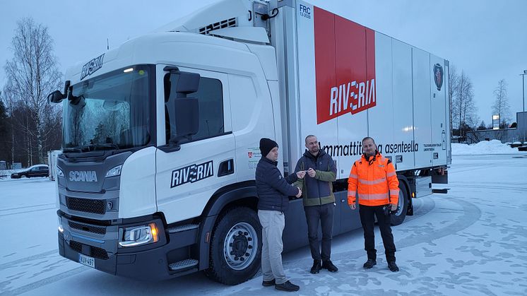Scania Suomi Oy:n myyntipäällikkö Ville Nevalainen luovutti uuden Scania 25P täyssähkökuorma-auton avaimet Riverian koulutuspäällikkö Aki Hankilanojalle ja projektipäällikkö Tapio Tolvaselle
