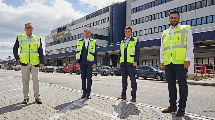 f.l.t.r.: F. Scherberich (CEO Fiege Air Cargo Logistics); Dr. M. A. Seiraffi (Lufthansa Cargo Vice President Handling Frankfurt), G. Loehr (Lufthansa Cargo Senior Director Supply Management & Infrastructure); B. Looser (FACL Managing Director)