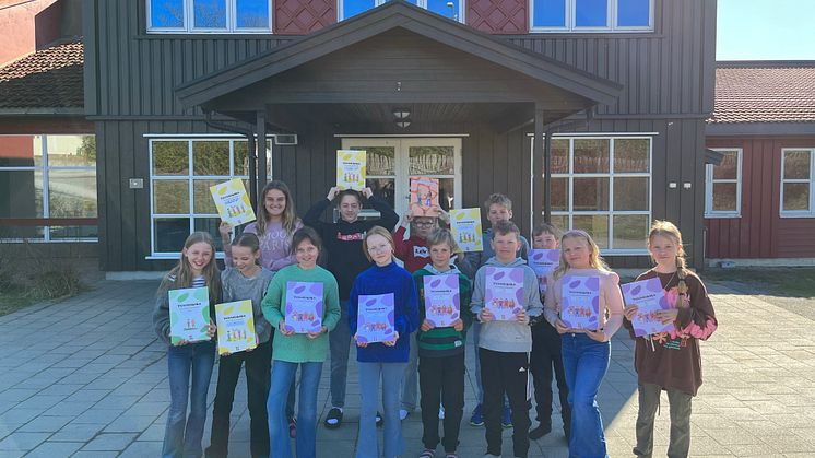 Røyse skole i Hole kommune vant gratis trivselsbøker til hele skolen for neste skoleår!