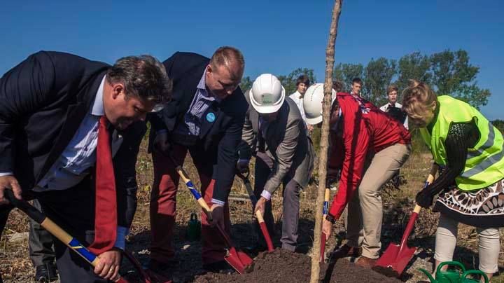 Spaden i jorden för Kungälvs nya stadsdel