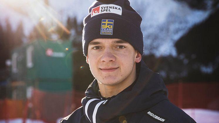 18-årige Alvin Noaksson utmanar världseliten i telemark. Foto: Sam Decout/FIS