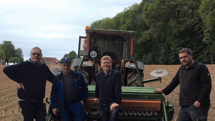 Packen bei der Einsaat des Blühstreifens in Muckum gemeinsam an (v. l.): Jürgen Lütkenhöner, Lohnunternehmer, Landwirt Karl Wilhelm Rathert aus Dünne, Norbert Darnauer, Asset Manager bei Energieservice Westfalen Weser und Niels Lütkenhöner.