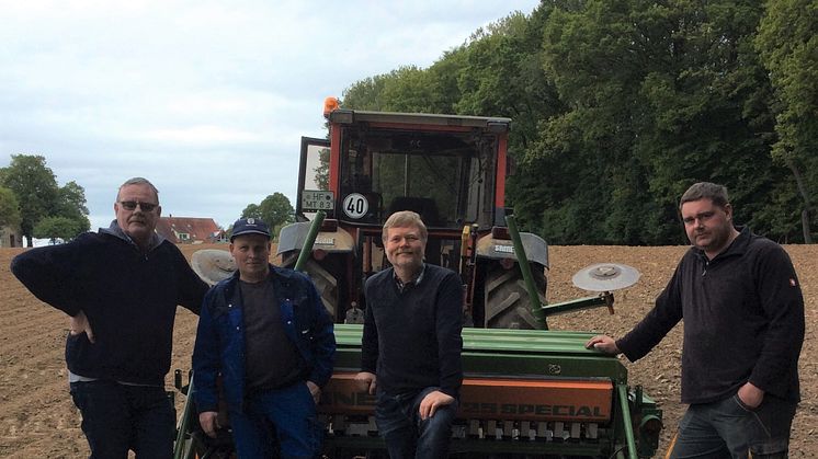 Packen bei der Einsaat des Blühstreifens in Muckum gemeinsam an (v. l.): Jürgen Lütkenhöner, Lohnunternehmer, Landwirt Karl Wilhelm Rathert aus Dünne, Norbert Darnauer, Asset Manager bei Energieservice Westfalen Weser und Niels Lütkenhöner.