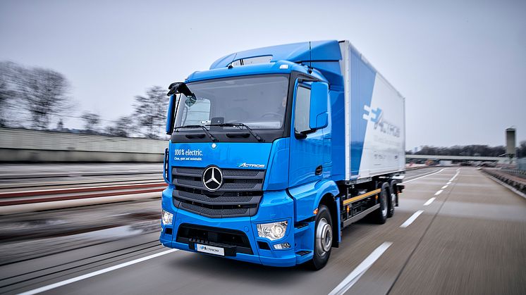 Elektrisk lastbil fra Mercedes ruller ud til de første kunder