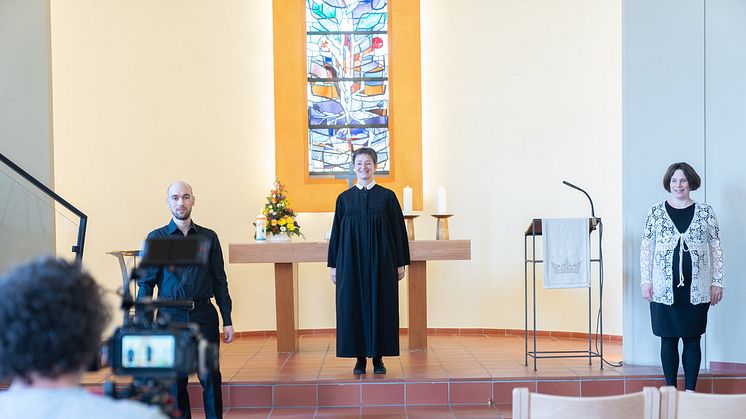 Bei der Video-Produktion: Stefan Betzler (freier Mitarbeiter der Hephata-Öffentlichkeitsarbeit, von links), Organist Martin Kaiser, Pfarrerin Annette Hestermann und Kantorin Dorothea Grebe.