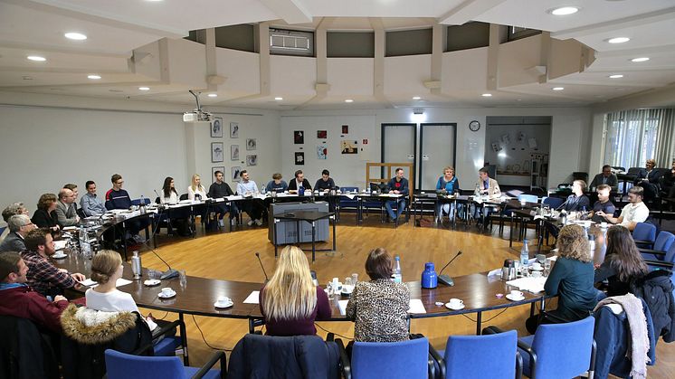 Getting involved rather than just being present: BPW apprentices discussed the situation of the local playgrounds in the council hall at the Wiehl town hall. 