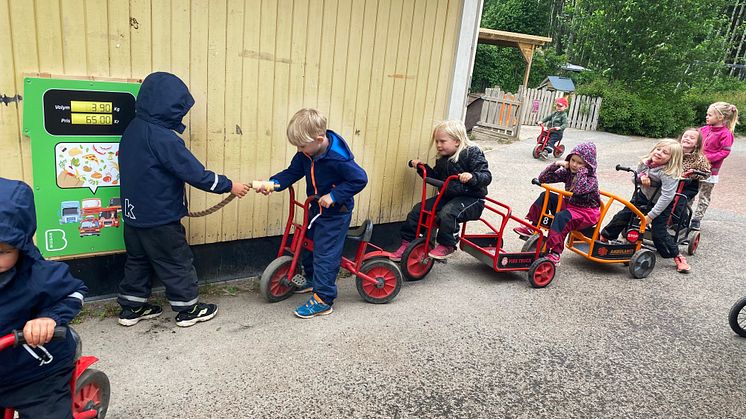 Barnen hade full koll på att deras matavfall kan användas för att köra bilar och bussar.