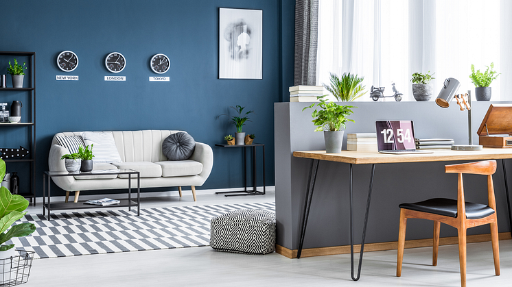 Några av trenderna för 2022: blå väggar, rundade möbler, svart inramning, modern retro, naturmaterial och växter