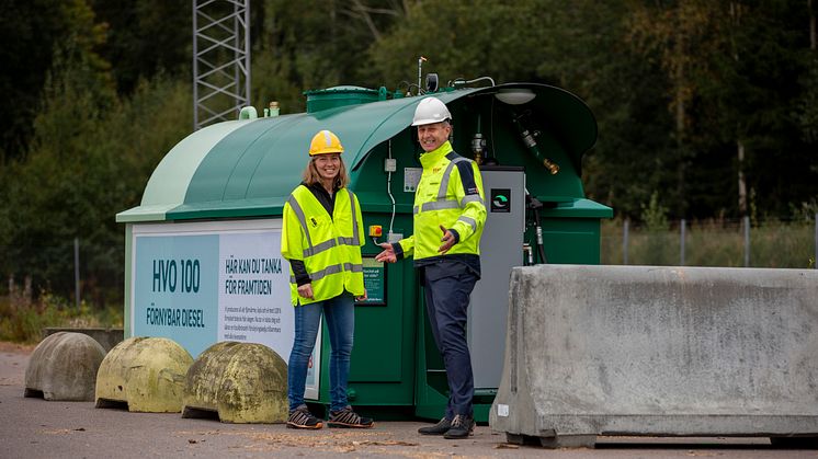 Ragnhild Oskarsson, bränslechef Växjö Energi och Erik Tellgren, vd Växjö Energi, vid tankstationen med förnybar diesel. Foto Johan Nordström.