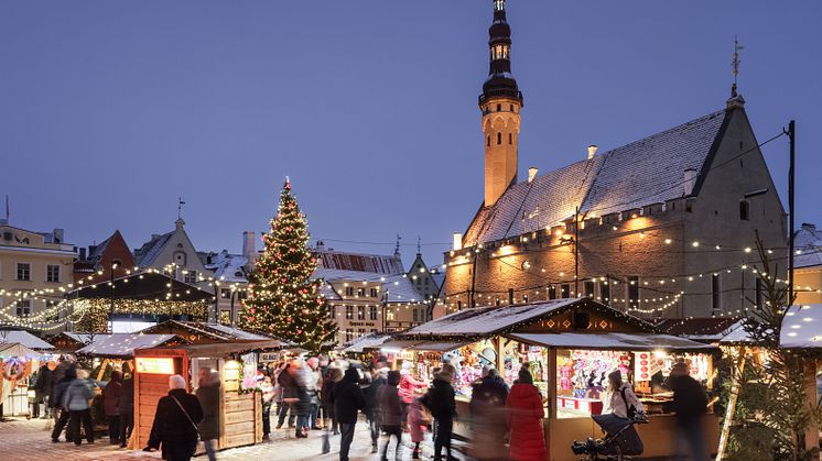 Besökare på Tallinns julmarknad 