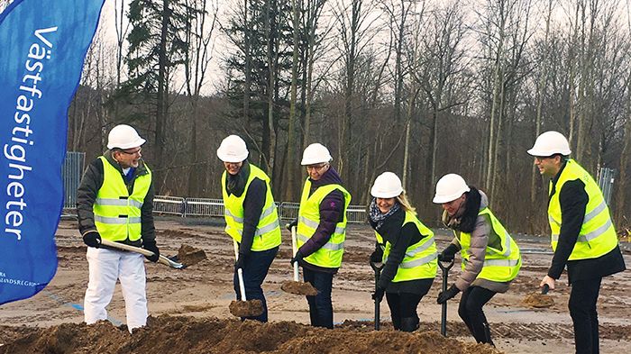 Tor Widbom, Gunilla Bergbom, Vivianne Kämpe, Alexandra Forsgren, Rebecca Oscarsson, och Magnus Olsson tar det första spadtaget