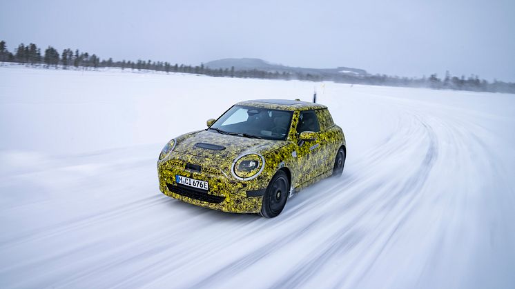 Neste generasjon elektriske MINI testes på nordisk is og snø