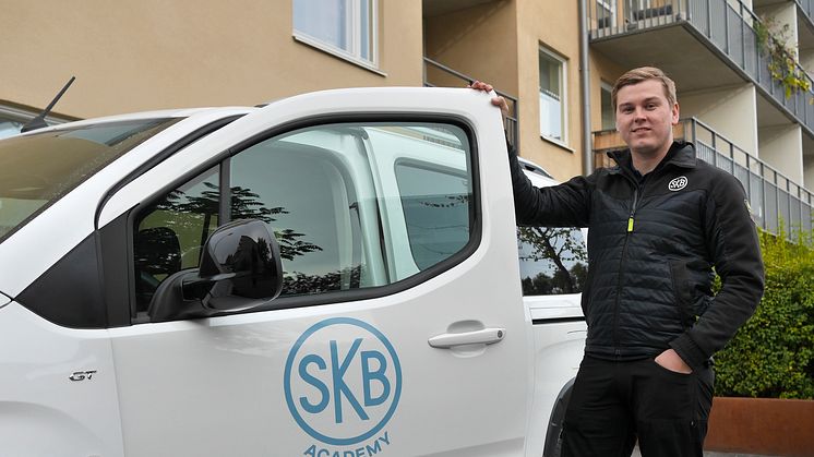 SKB Academy är ett nytt lärlingsprogram för fastighetsskötare. Erik Aahtila är arbetsledare för lärlingarna. Foto: SKB/Henrik Betnér