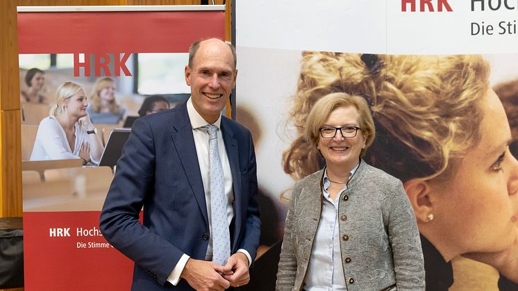 Sieben Vizepräsident/-innen der HRK starten zum 1.12.21 ihre Amtsperiode. Die Präsidentin der TH Wildau Prof. Ulrike Tippe (r.) übernimmt die Vizepräsidentschaft für Digitalisierung und wissenschaftliche Weitbildung. Bild: Univ. Stuttgart/Regenscheid