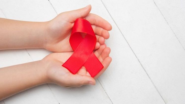 På världsaidsdagen den 1 december uppmärksammar vi personer som lever med hiv och minns de som har gått bort i aids.