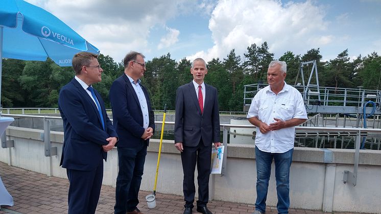 AZV Geschäftsstellenleiter Lars Mögel (2.v.r.) weihte gemeinsam mit Veolia Geschäftsführer Thiébauld Mittelberger (l.), Bürgermeister Heiko Driesnack (2.v.l.) und dem 1. Königsbrücker Klärwärter Ralf Messerschmidt (r.) die ertüchtigte Kläranlage ein.