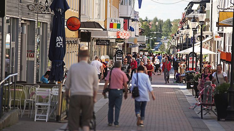 Projektet Rökfri gågata uppmanar pitebor och besökare att fimpa innan de beträder gågatan .  Foto: Rickard Kåhrström