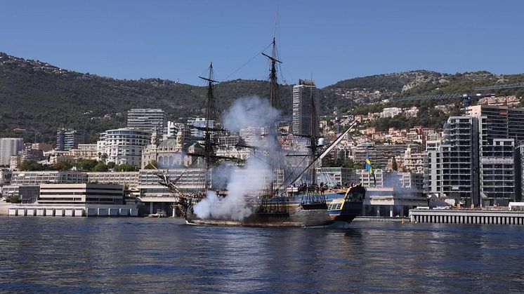 Vid Monacos hamn sköt Ostindiefararen kanonsalut – som det Kungliga Palatset i Monaco svarade på. 