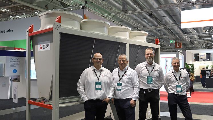 Nye Mitsubishi Electric MIENAI 110 kW luft-vann for nordisk klima. Fra venstre: Vegard Haug (Selger), Jakob Eide (Produktsjef), Tom Isaksen (Salgsingeniør) og Terje Michelsen (Salgsingeniør).