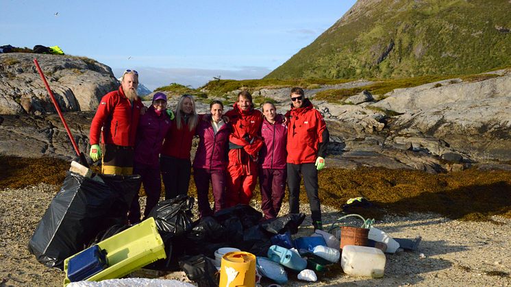 Strandrydding i Lofoten Foto: Martin Emhjellen 