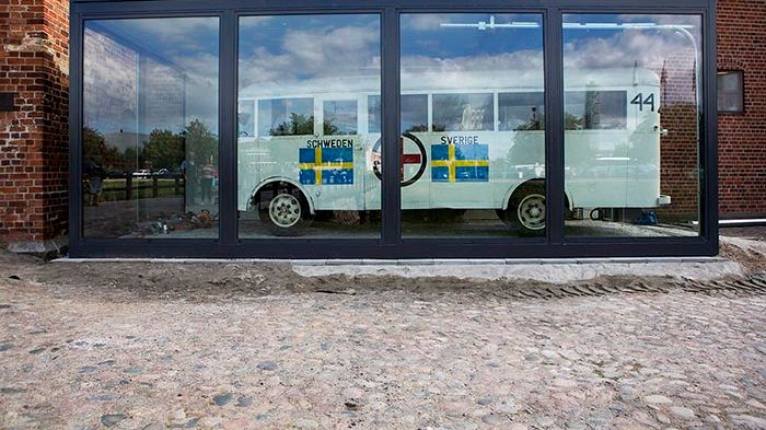 Vita bussen på plats framför Malmöhus slott