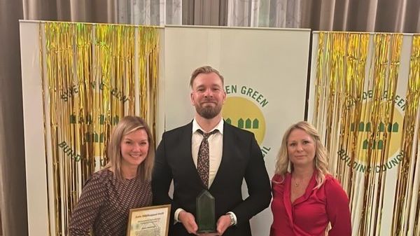 Wallenstams huvudkontor har prisats med guld i kategorin Miljöbyggnad iDrift i tävlingen Sweden Green Building awards 2022. Från vänster i bild syns Pernilla Rosenhoff, Anton Ekvall och Karin Mizgalski.
