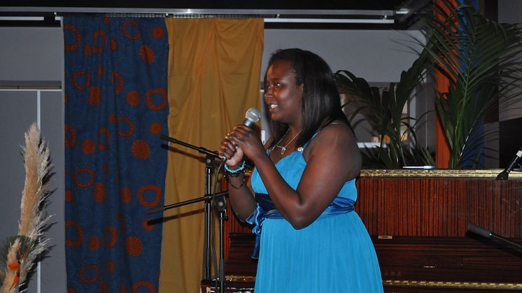 Madeleine Opira sjunger på examensmiddag