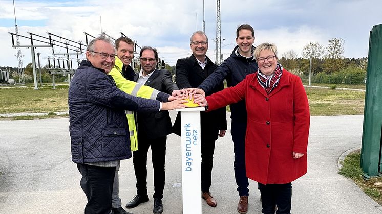 Die neue Erdkabelleitung im Landkreis Kelheim geht in Betrieb. Gemeinsam mit den Kommunalpolitikern drückt das Bayernwerk-Team den Startknopf.