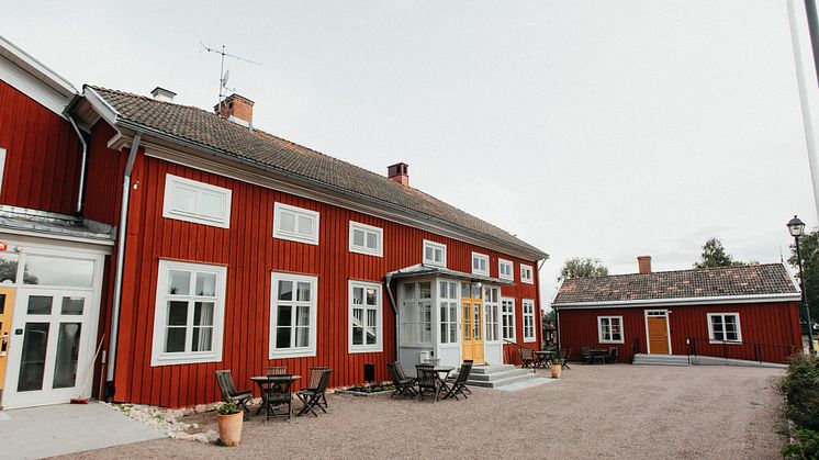 Nu stundar invigning av den helrenoverade STF Undersvik Gårdshotell och vandrarhem. Foto: Isabella Ståhl.