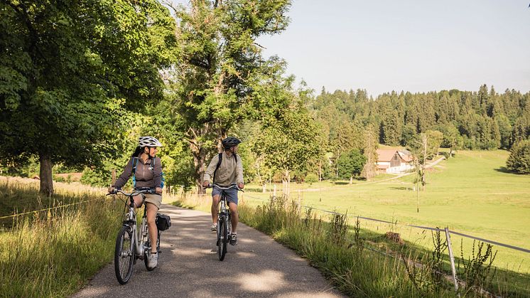 E-Biker unterwegs bei Saignelegier im Jura & Drei-Seen-Land 
