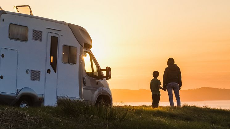 Med sommar och semester i sikte - här delar vi med oss av de bästa tipsen för campingsemestern med husbil och husvagn.