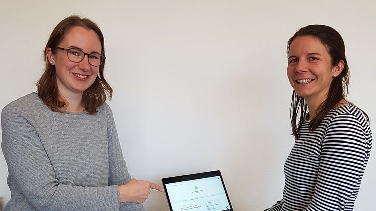 Nadine Wachter, Klimaschutzbeauftragte beim Landkreis Reutlingen und Anna Schleinitz von der KlimaschutzAgentur freuen sich über die Einführung des digitalen Ratgebers für Bauherren