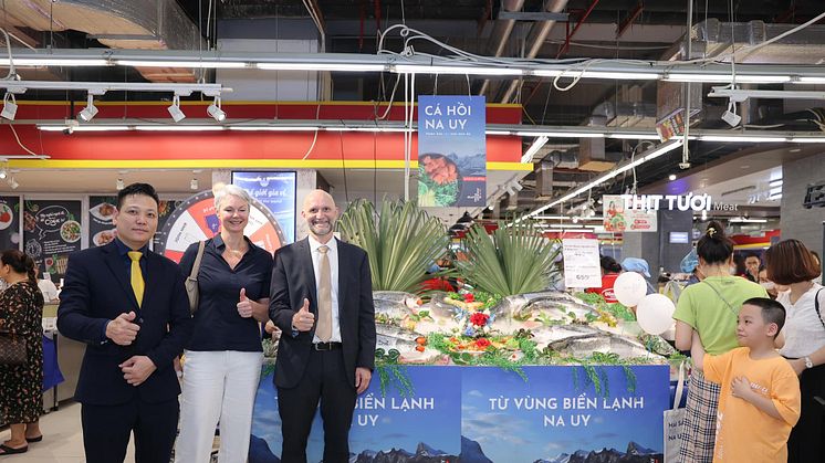 Norsk sjømat fikk stor oppmerksomhet under kampanjelanseringen på Winmart i Hanoi. Fra venstre Nguyen Trong Tuan i Winmart, ambassadør Hilde Solbakken og sjømatutsending Asbjørn Warvik Rørtveit.