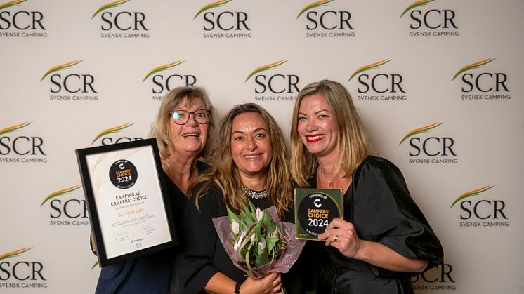 Daftö Resorts ägare Mette, Mia och Lena Kempe tog tillsammans emot priset under SCR Svensk Campings gala den 14 mars.