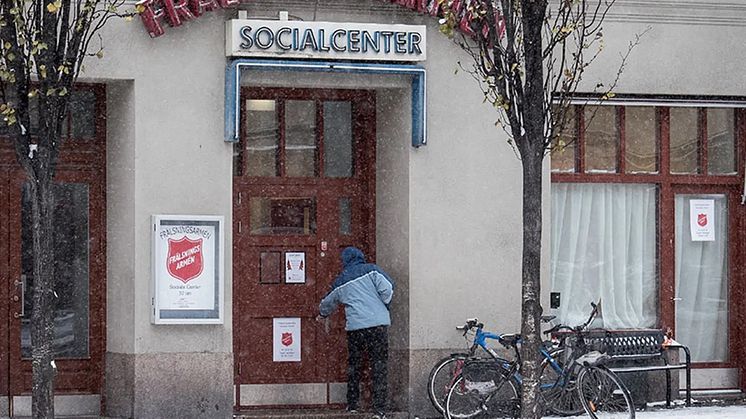 Många som kommer till Frälsningsarméns Sociala center vid Hornstull frågar efter varma skor och tröjor. Vi kan dela ut plagg och även rekvisitioner till second hand.