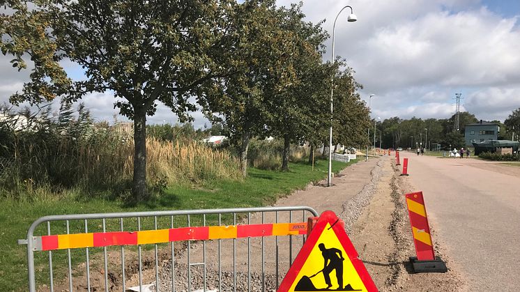 Den nya gång- och cykelvägen längs med Småbåtsgatan och Fiskaregatan beräknas vara klar i slutet av oktober.