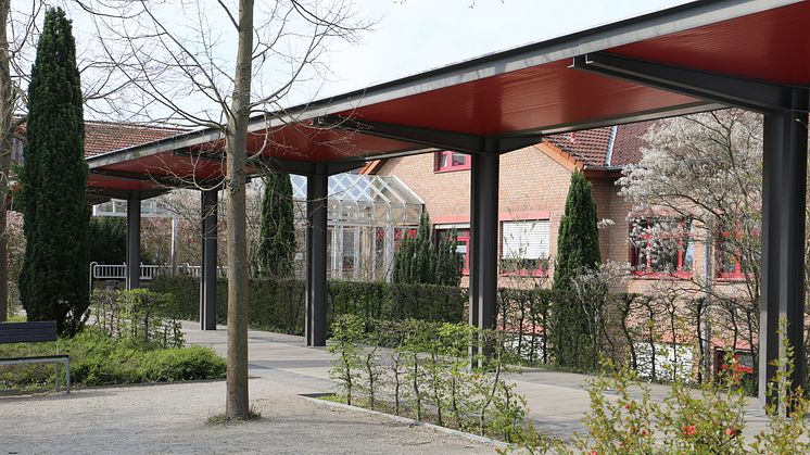 Der Eingangsbereich der Hephata-Klinik in Schwalmstadt. Nach dem pandemiebedingten Besuchsverbot sind Patientenbesuche ab dem 15. Juli mit Einschränkungen wieder möglich.
