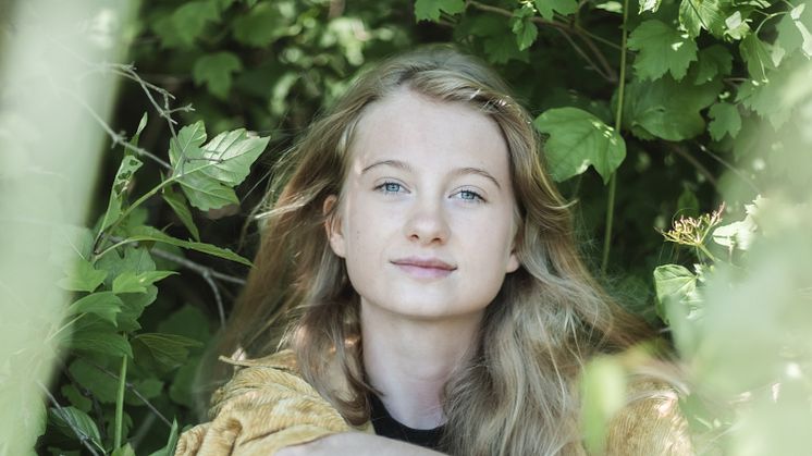 Penelope Lea (17) har, tross sin unge alder, en lang karriere som klimaaktivist. Nå er hun aktuell med boken "I hverandres verden", som støtter innholdet i FNs dystre klimarapport. Foto: Lars-Ingar Bragvin Andresen