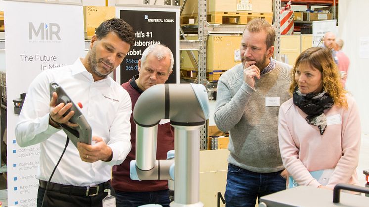 Thomas Hvarvenius från Universal Robots demonstrerade kollaborativa robotar för Tommy Lundin, Ingemar Hagberg och Ulrika Olsson från solenergibolaget Azelio. 