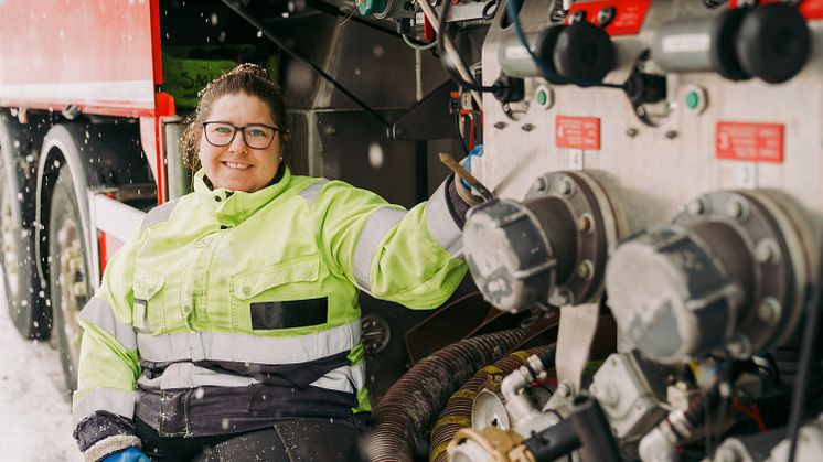 Det är fortsatt stor efterfrågan på nyutbildade lastbilsförare visar årets Trendindikator från TYA. På bilden är Zandra Mörby, tankbilsförare. Foto: Casimir Reuterskiöld.