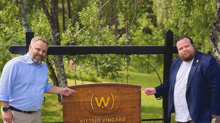 Anders Lundström och Martin Hallander på vingård i Vittsjö