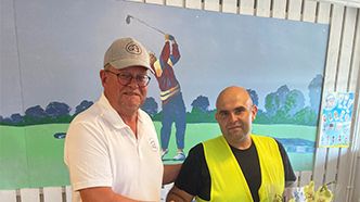 Jan Svensson, ordförande i Leråkra Golfklubb, är mycket nöjd över Mahers arbete och ångrar inte att han bestämde sig för att ta emot honom som praktikant. För Maher öppnades dörren och han fick in en fot på arbetsmarknaden.