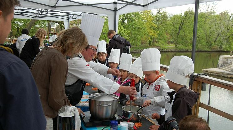 Pressinbjudan 7-åriga Minikockar lagar återigen rolig och lustfylld mat på Alfons Åbergs Kulturhus med den kände kocken Dan Lexö