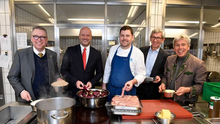 (v.li.) Stephan Paulke, CEO der Basic AG, Ralf Fleischer, Vorstandsvorsitzender der Stadtsparkasse München, Sternekoch Martin Fauster, Andreas Kellerer, Direktor Personal der Stadtsparkasse München und Prof. Dr. med. Volkmar Nüssler vom Tumorzentrum