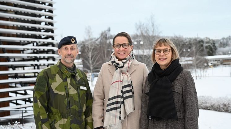 Ronny Modigs, regementschef Dalregementet, Anna Thörn, regiondirektör, Region Dalarna och Maria Jansdotter Samuelsson, vicerektor för samverkan och hållbarhet vid Högskolan Dalarna. Foto: Linnea Hinz, Dalregementet.