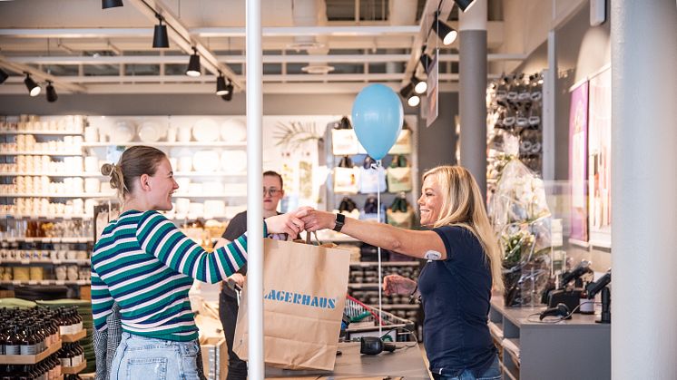 Kund blir betjänad i kassan i Lagerhaus butik