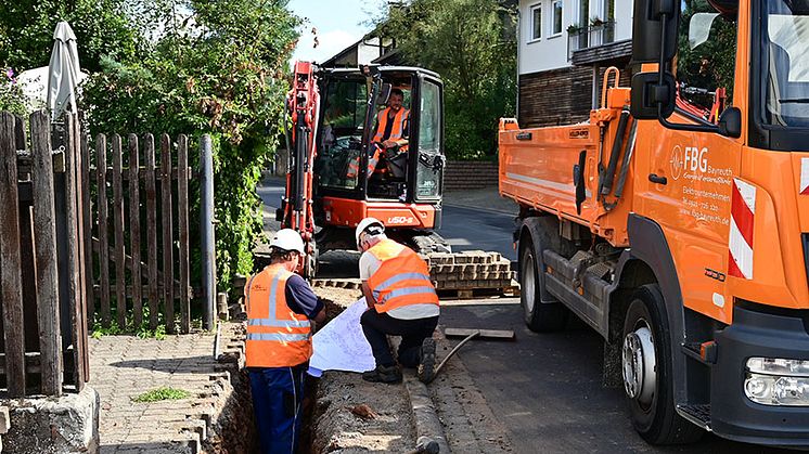 Bei passendem Wetter geht es auf den Netzbaustellen, wie hier in Leidersbach, deutlich besser voran. 