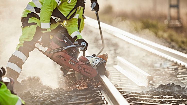 Arbeid med varme, flammer, gnister og fare for elektrisk lysbue krever godkjent og sertifisert beskyttelse og ekstrem slitestyrke. Flammehemmende vernebukse med legg-, kne- og lårforsterkning i aramid fra Snickers Workwear.