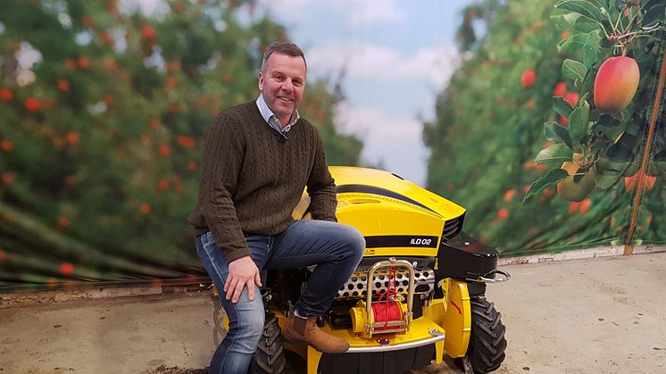 Mats Axelsson, återförsäljaransvarig på Svenningsen på en självgående Spider gräsklippare