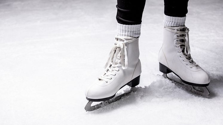 Auf der 700qm großen Eisbahn an der Kaikante am Ostseekai findet tägliches Eislaufen und Eisstockschießen unter freiem Himmel statt. 